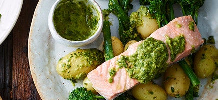 Ångkokt lax med färskpotatis och salsa verde