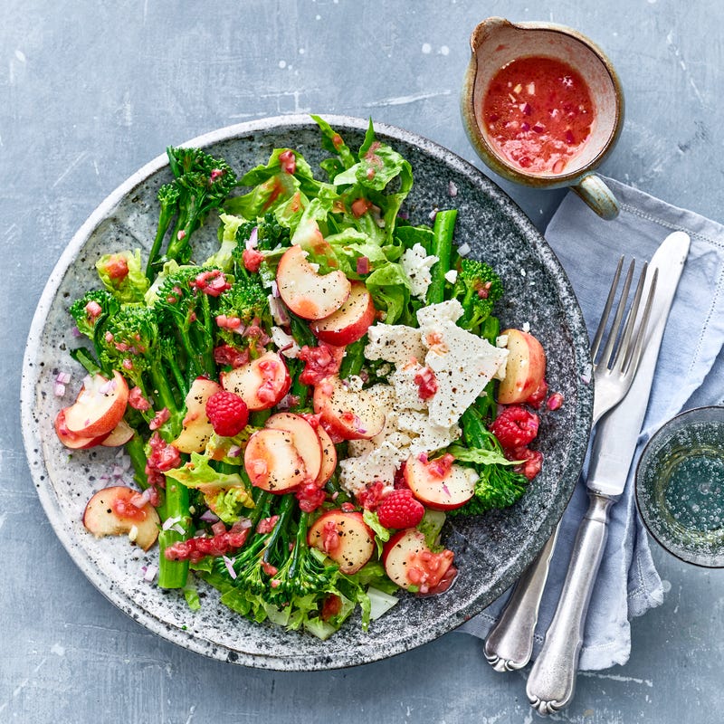 Sallad med sparrisbroccoli, persika och hallondressing