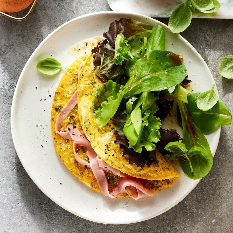Kräuteromelette mit Käse und Schinken