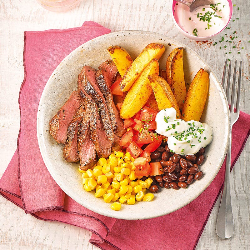 Steak-Bowl mit Wedges und Sourcream