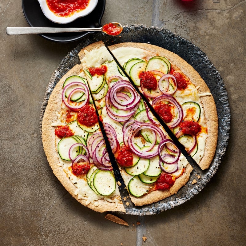 Flammkuchen mit Zucchini und Ajvar