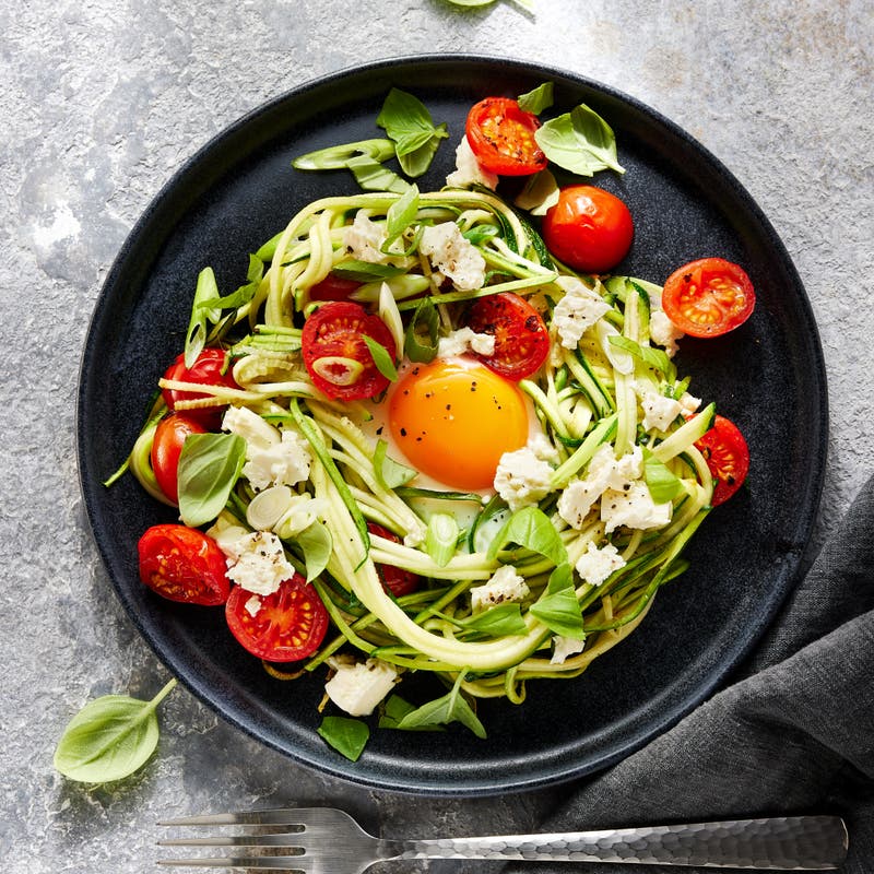 Zucchininudeln mit Tomate und Ei