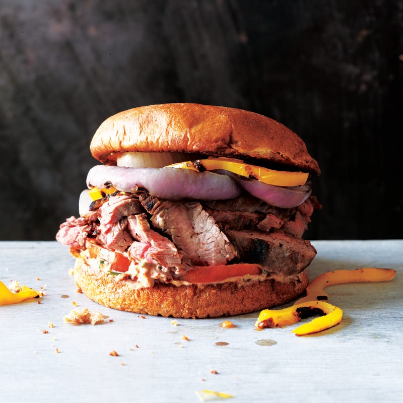 Viktvaktarna - Flanksteksburgare med grillade grönsaker och chipotlemajonnäs