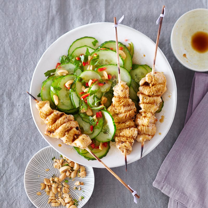 Gebratene Hähnchenspieße mit asiatischem Gurkensalat
