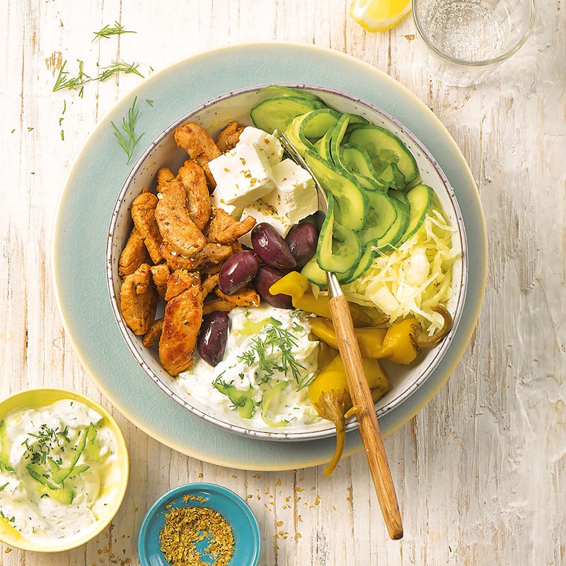 Gyros-Bowl mit Krautsalat und Zaziki