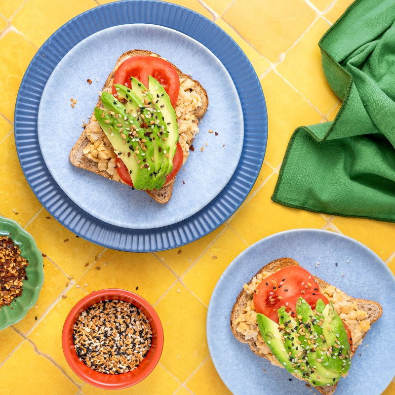Toast mit Kichererbsen und Avocado